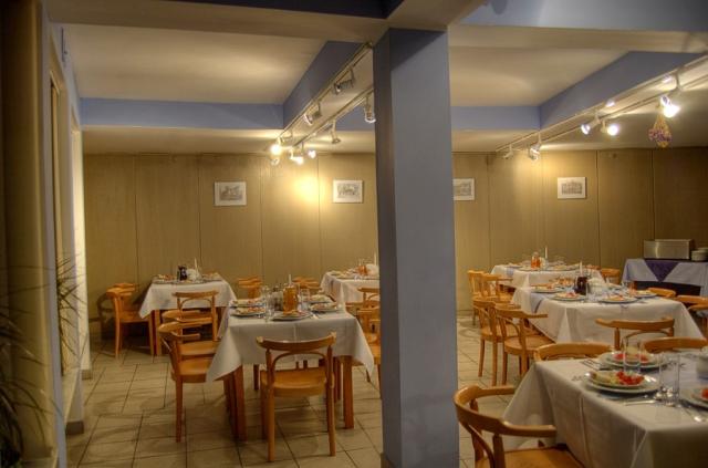 Sala jadalna Ośrodka Szkoleniowo-Wypoczynkowego "CIS".