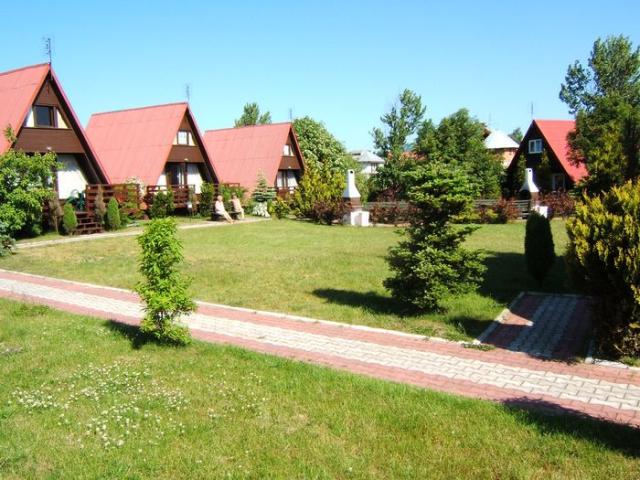 Widok na kampingi typu BRDA o numerach (od lewej): 1, 2, 3, 4.