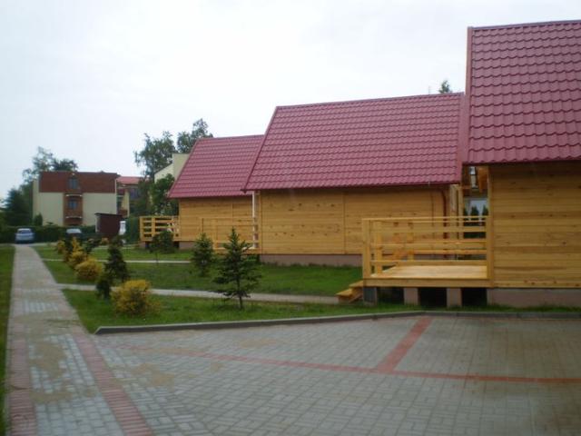 Widok na willę KRYSIA i kampingi typu BRDA o numerach (od lewej): 12, 11, 10.