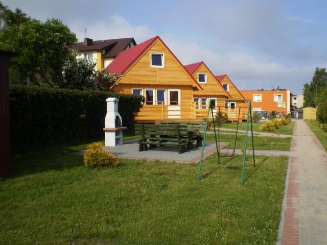 Widok na kampingi typu BRDA o numerach (od lewej): 12, 11, 10.
