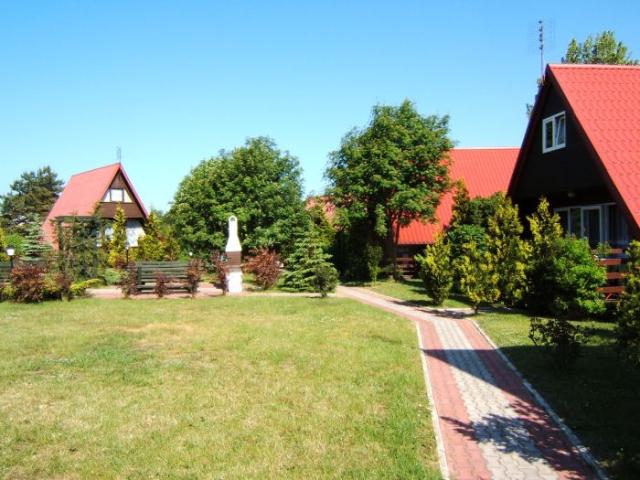 Widok na kampingi typu BRDA o numerach (od lewej): 3, 4, 5, 6.