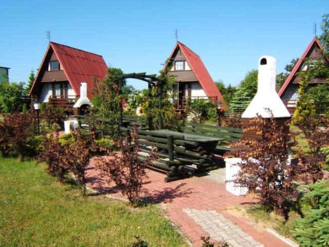 Widok na kampingi typu BRDA o numerach (od lewej): 4, 5, 6.